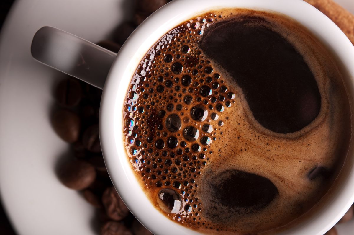 La FDA considera que 400 miligramos de cafeína al día, alrededor de 4 tazas de café, es una cantidad segura para el consumo diario.
