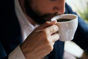 El café no ayuda a "bajar la borrachera" ni a curar la resaca