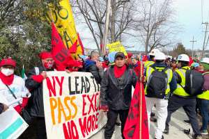 “¡Estoy muerto pero aquí ando!”: Marcha de excluidos que salió de Brooklyn hace 16 días llega a Albany