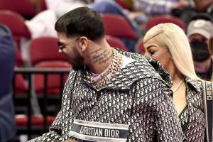Videos: A Yailin, novia de Anuel, le explota un cañón de confeti en la cara y le jalan el cabello durante un concierto