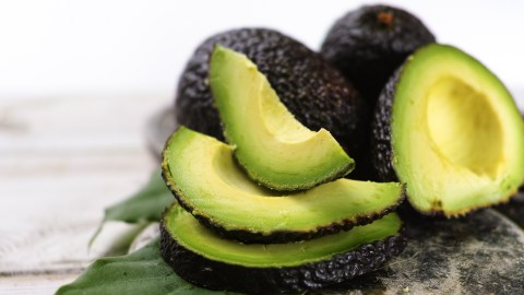 Aguacate fresco cortado en rebanadas