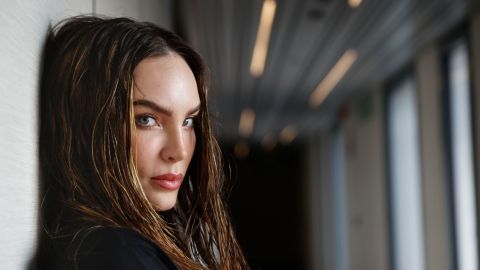 Belinda menea la cinturita mientras disfruta de su estadía en España