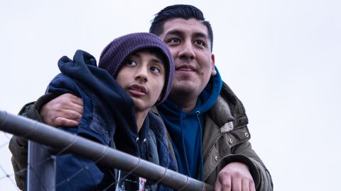 Jesús Benítez y su hijo contemplan el Río Hudson desde el parque Little Island de Nueva York.