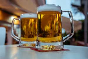 Una cerveza al día basta para la reducción del volumen cerebral, según estudio