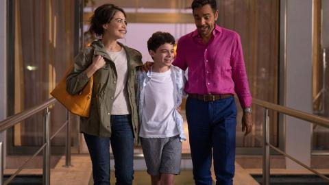 Los actores Bianca Marroquin, Raphael Alejandro, y Eugenio Derbez durante una fragmento de la serie “Acapulco".