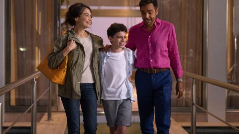 Los actores Bianca Marroquin, Raphael Alejandro, y Eugenio Derbez durante una fragmento de la serie “Acapulco".