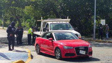 Chris Cleave fue asesinado mientras conducía su Audi color rojo.