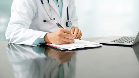 Denuncia a doctor de gordofobia por no atenderla adecuadamente y no detectar que tenía cáncer