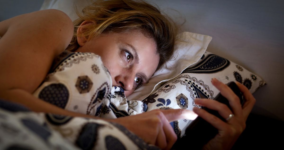 Dormir con luces, aunque sean tenues, puede afectar negativamente la salud.