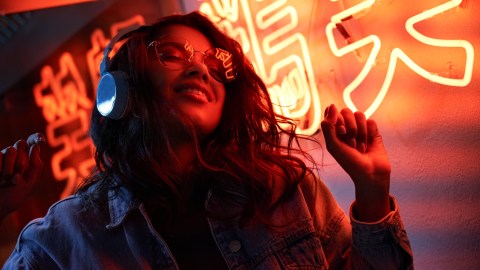 Dyson presenta sus auriculares con purificador de aire incluido y te sorprenderá cómo se ven