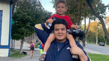 César Quintana y su hijo de 2 años de edad.