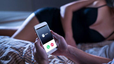 4 mentiras que los infieles dicen a sus esposas, según una amante experta