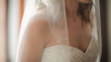 Pastor humilla a novia el día de su boda al limpiarle el maquillaje por no verse "natural"