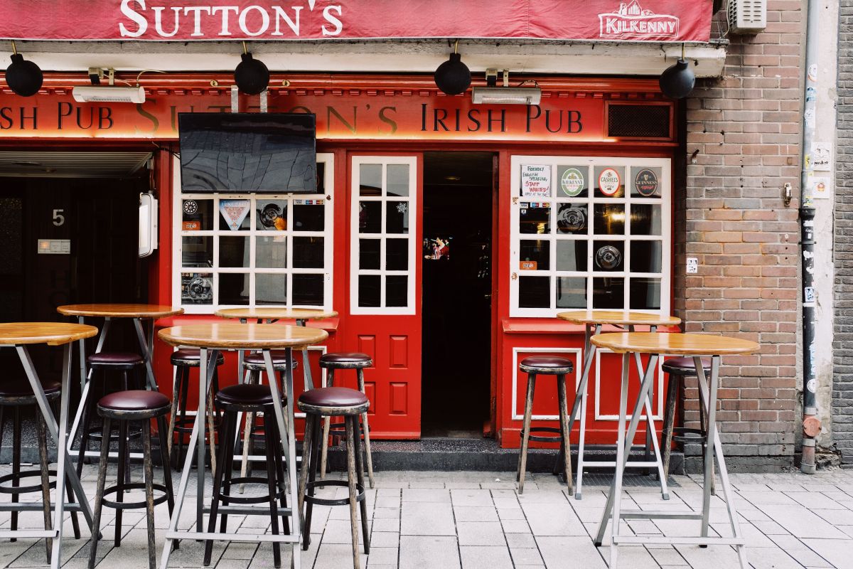El hombre fue hallado en el pub Simpson's Wine Bar en Londres.