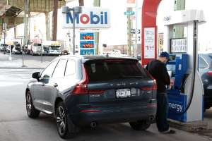 Estados de EE.UU. toman acciones para contrarrestar el aumento en los precios de la gasolina