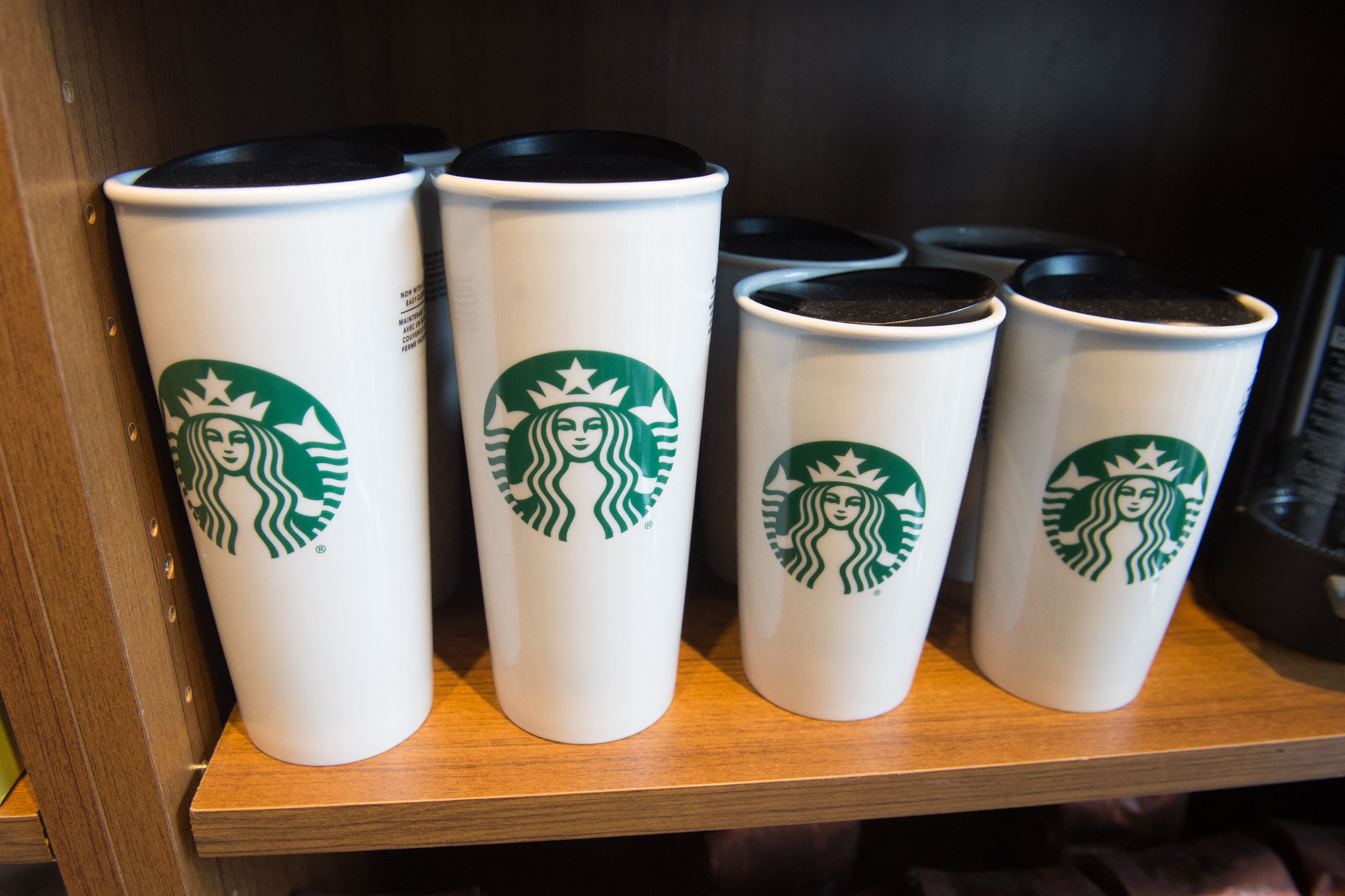 Starbucks dejará de usar vasos descartables