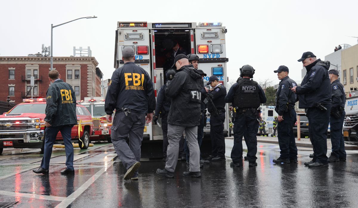 FBI y NYPD recolectando pistas ayer tras el ataque en Brooklyn.