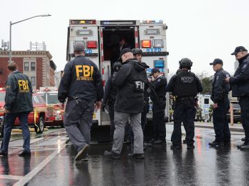 FBI y NYPD recolectando pistas ayer tras el ataque en Brooklyn.