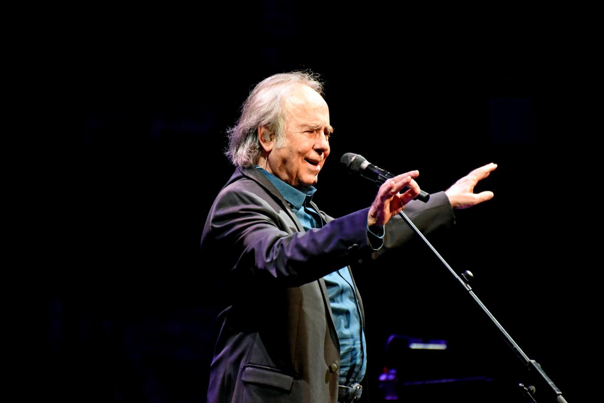 Entre hola y adiós: Serrat comenzó a casa llena en Nueva York su gira de  despedida - El Diario NY