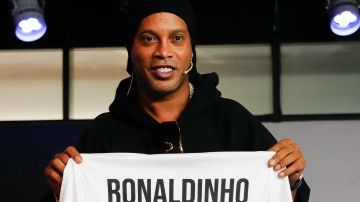 Ronaldinho presenta el videojuego Metasoccer