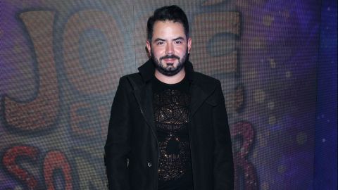 José Eduardo Derbez desfila por la alfombra roja del estreno del musical "José El Soñador" en el Centro Cultural Teatro