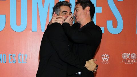 Mauricio Ochmann y Omar Chaparro en la alfombra roja de la premiere de la película "¿Y Cómo Es Él?", cinta producida por Eugenio Derbez.