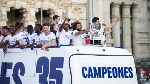 Los jugadores del Real Madrid a su llegada a la plaza de Cibeles, en Madrid, para celebrar el campeonato de Liga tras vencer al RCD Espanyol en el partido disputado este sábado en el estadio Santiago Bernabéu.