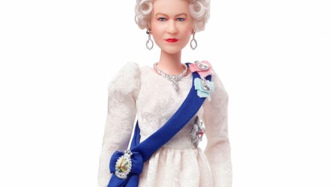 La reina Isabel II obtiene su propia Barbie para celebrar su 96 cumpleaños y su jubileo de platino.