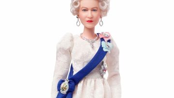 La reina Isabel II obtiene su propia Barbie para celebrar su 96 cumpleaños y su jubileo de platino.