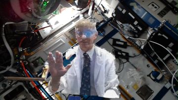El doctor Schmidt llegó a la EEI... como un holograma.