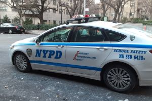 Niño de 12 años detenido tras dos adolescentes baleados frente a escuela secundaria en Queens, Nueva York