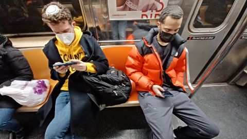 Las autoridades de Salud de Nueva York reiteran las medidas de protección en el transporte público.