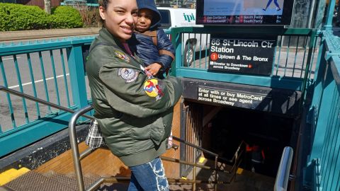 La madre dominicana María Hernández dice que seguirán los contagios a pesar de las vacunas y las máscaras.