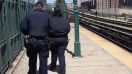 Patrullaje policial en estación aérea del Metro de NYC/Archivo.