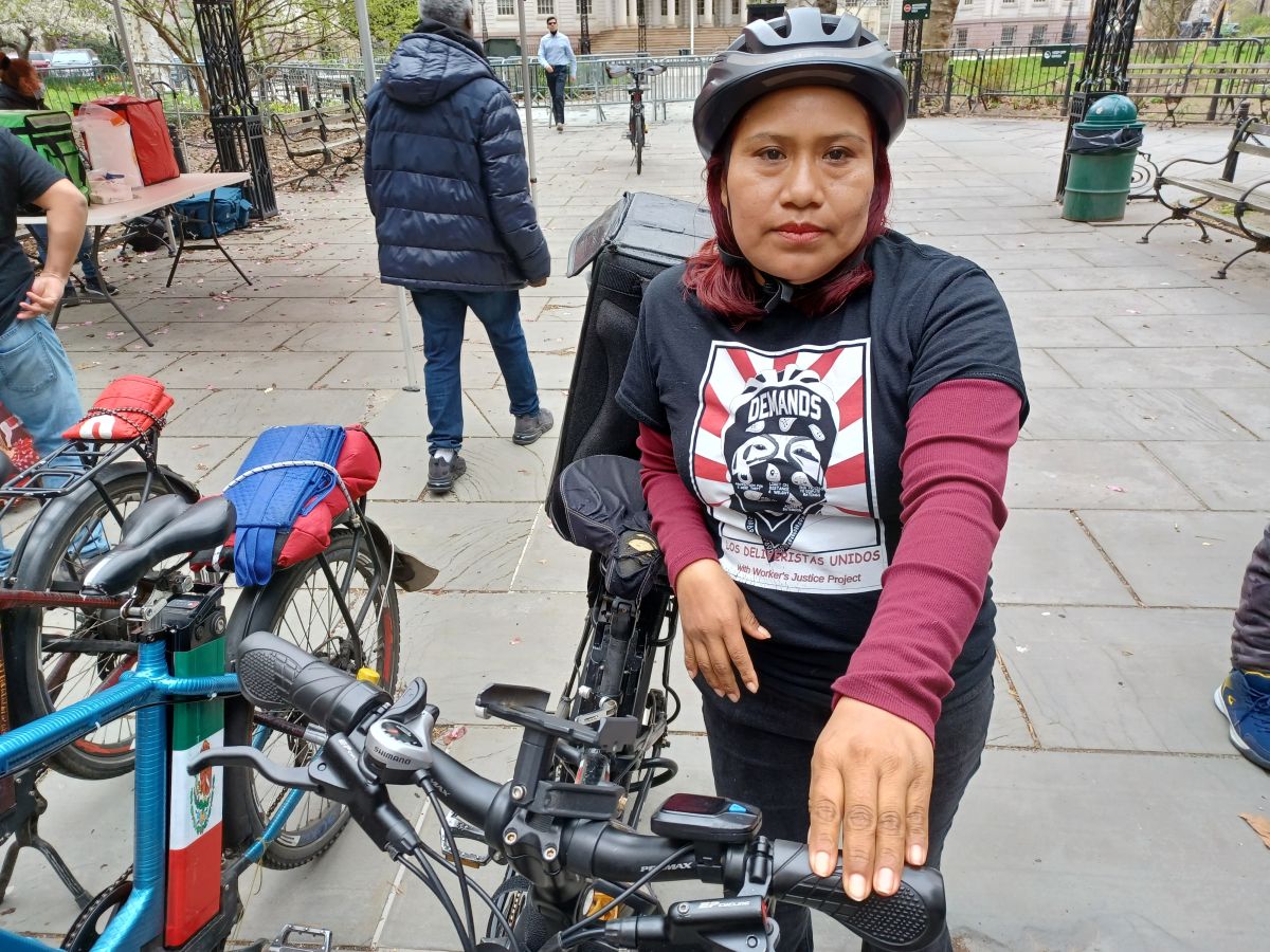 La deliverista mexicana, Ernestina López tiene seis años ofreciendo sus servicios sobre ruedas. Ahora tiene más entusiasmo de "echarle ganas". 