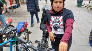 La deliverista mexicana, Ernestina López tiene seis años ofreciendo sus servicios sobre ruedas. Ahora tiene más entusiasmo de "echarle ganas".