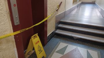 El Departamento de Edificios de NYC mantiene clausurado el ascensor hasta determinar si se registraron violaciones a las normas de seguridad.