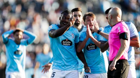 Jugadores del Celta de Vigo protestan el tercer penal de la tarde pitado en favor del Real Madrid.