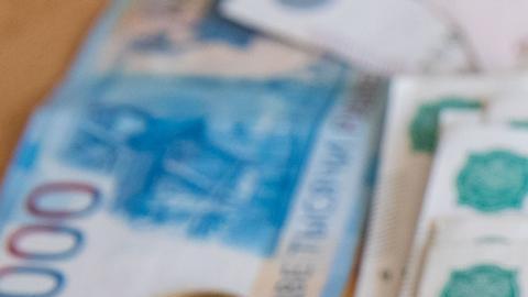 Monedas y billetes de rublo ruso.