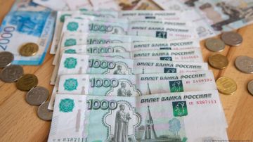 Monedas y billetes de rublo ruso.