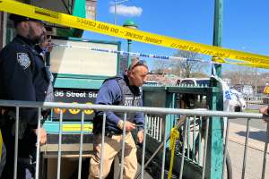 Tiroteo masivo en tren en Brooklyn levanta voces por mayor protección policial