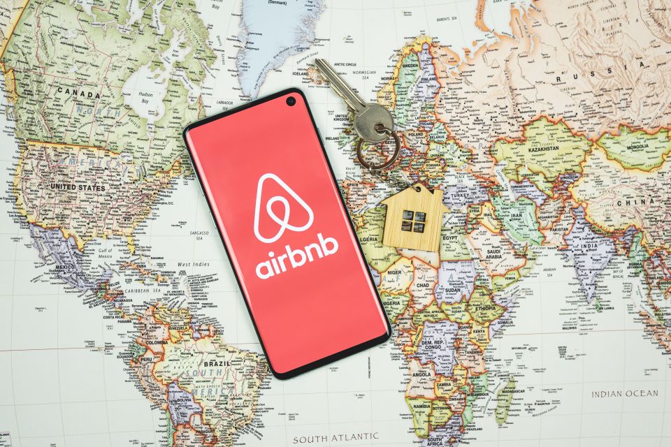 Airbnb anuncia nuevo esquema para que su personal trabaje desde