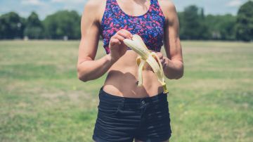 Atleta pelando una banana
