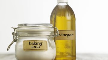 Bicarbonato de sodio y vinagre de sidra de manzana