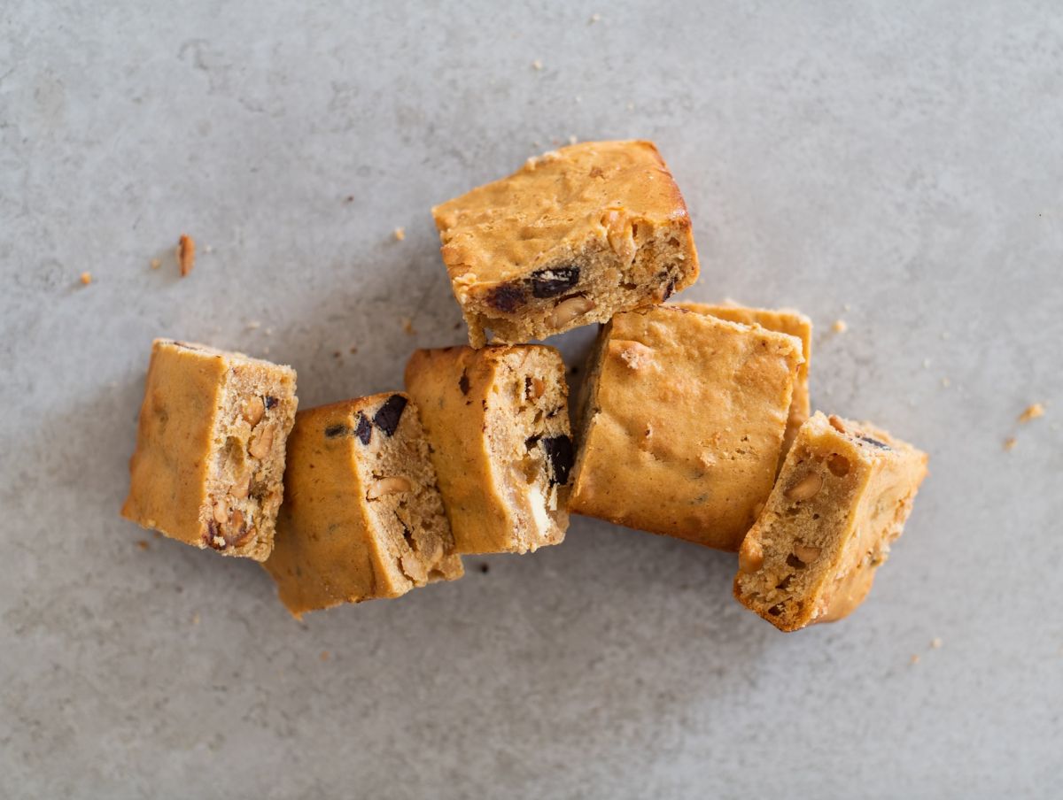 Los brownies de mantequilla de maní son un bocadillo nutritivo muy fácil de preparar.