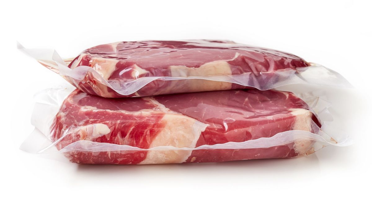 La carne envasada al vacío se puede mantener en buen estado 3 veces más tiempo que la carne en empaques comunes.