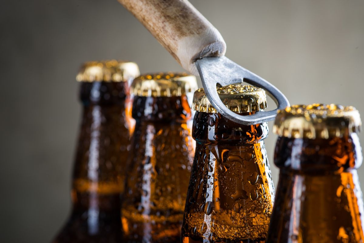 Las cervezas que se han pasteurizado, como las cervezas producidas en masa, pueden tener una vida más larga que las cervezas sin pasteurizar.