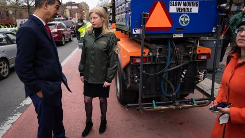 La nueva comisionada del DSNY Jessica Tisch, junto al comisionado del DOT, Ydanis Rodríguez, muestra las nuevas máquinas limpiadoras de carriles de bicicletas.