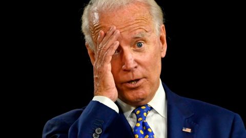 Video de Joe Biden estrechando su mano "a un hombre invisible" se ha reproducido miles de veces