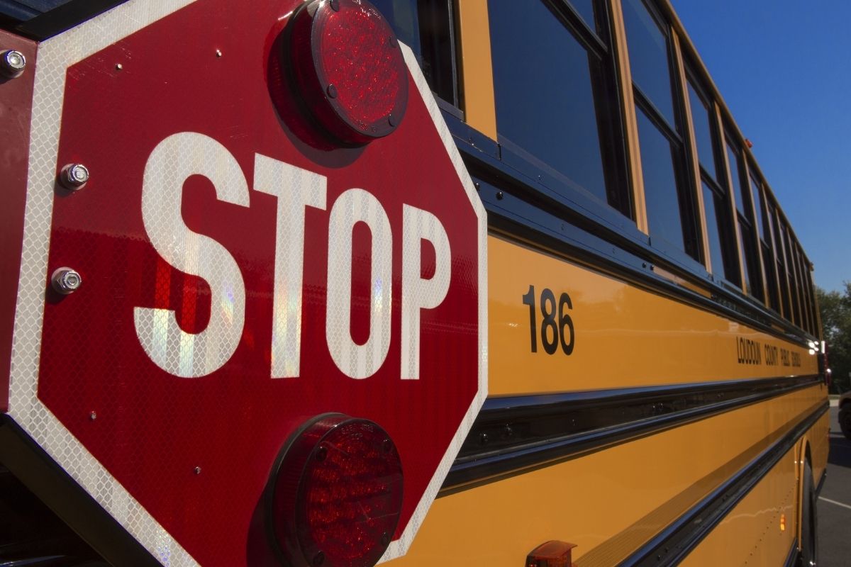 Autobús escolar es "derribado" por un auto que iba a toda velocidad.